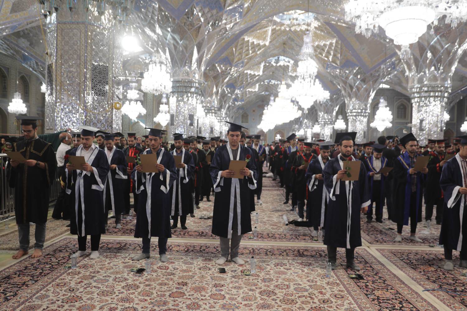 آئین دانش آموختگان دانشجویان علوم پزشکی سراسر کشور در رواق امام خمینی(ره) حرم مطهر رضوی برگزار شد. 