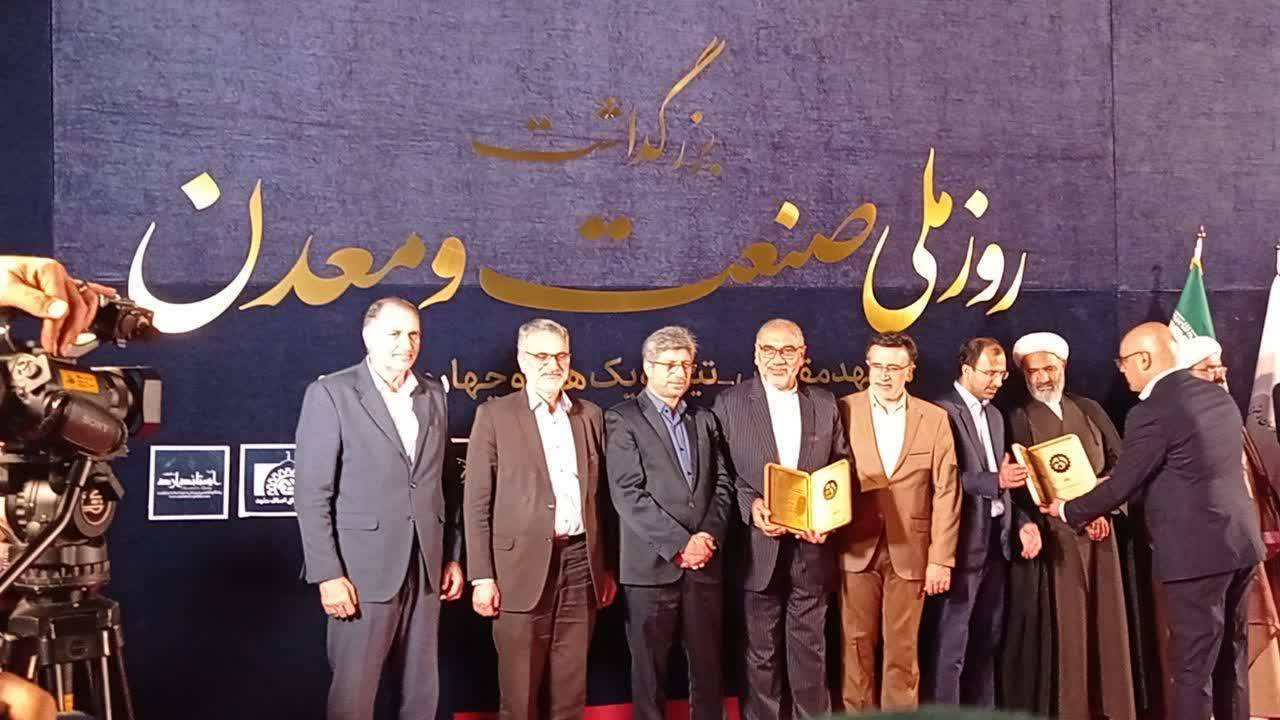 همزمان با دهه تولید و تجارت و گرامیداشت روز ملی صنعت و معدن، در مراسمی که توسط سازمان صمت و خانه صنعت معدن و تجارت خراسان رضوی برای معرفی واحدهای نمونه و برتر استان برگزار شد، شرکت دانش‌بنیان آرد قدس رضوی به عنوان واحد نمونه صنعتی معرفی و موفق به دریافت لوح تقدیر شد.