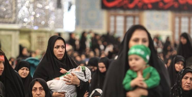 صدای هم‌همه سربازان سبزپوش که سربلند «یا علی اصغر» بر پیشانی دارند در حرم پیچیده است. امروز همه کودکان یک صدا به یاد مظلومیت کوچک‌ترین سرباز سپاه حسین(ع) فریاد ناله سر داده‌اند. گویا آنها هم می‌خواهند با کاروان عاشورائیان همراه شده و همچون علی اصغر(ع) فدایی سیدالشهدا(ع) شوند.