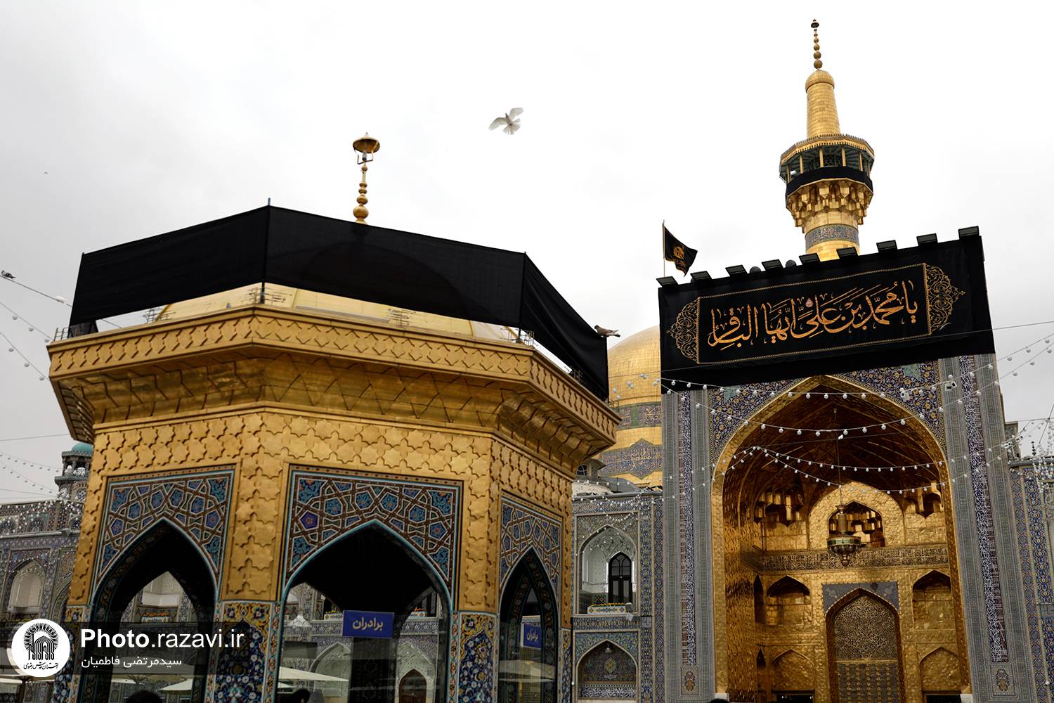 به مناسبت فرارسیدن سالروز شهادت امام محمد باقر(ع)، بارگاه ملکوتی رضوی سیاهپوش شد.