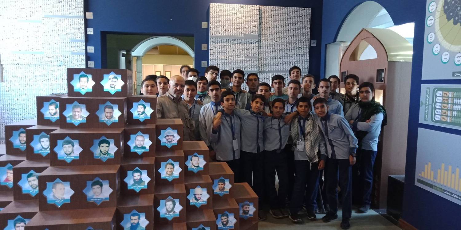 متوسطه دوره اول امام رضا(ع) واحد9 برای اجرای یکی از طرح‌های محوری خود در مسیر تربیت تمام ساحتی 500 دانش آموز خود با عنوان «دانش آموز برتر رضوی»، ضمن توجه و امتیازدهی به جزئی‌ترین تلاش و فعالیت‌شان در دو ساحت آموزشی و تربیتی، تلاش دارد آنها را با میل و رغبت درونی به سمت‌ رشد و بالندگی و بهتر شدن سوق ‌دهد.   