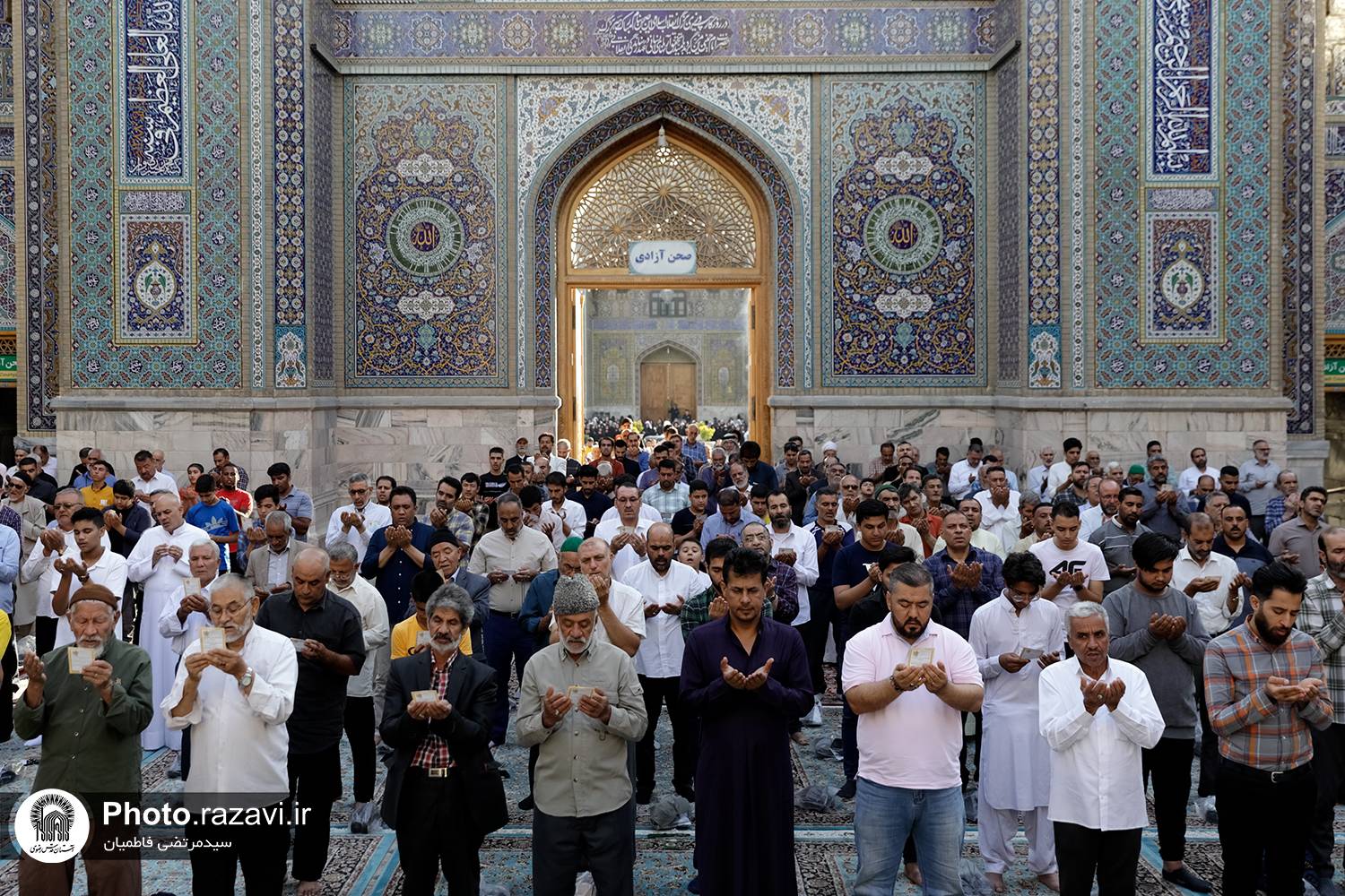 نماز عید سعید قربان با حضور پرشور زائران و مجاوران در حرم مطهر رضوی برگزار شد.
