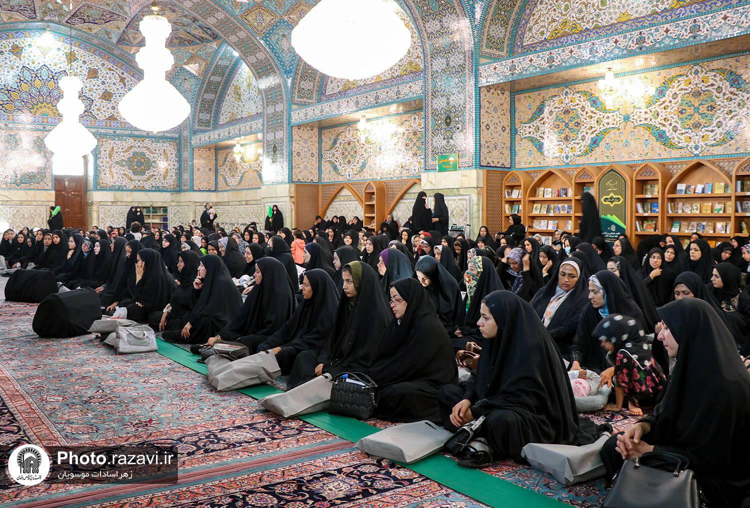 با هدف تجلیل از مقام مادران و ترویج فرهنگ فرزندآوری و جوانی جمعیت، گروهی از مادران ساکن حاشیه شهر مشهد میهمان آستان قدس رضوی و زائر امام هشتم(ع) شدند.