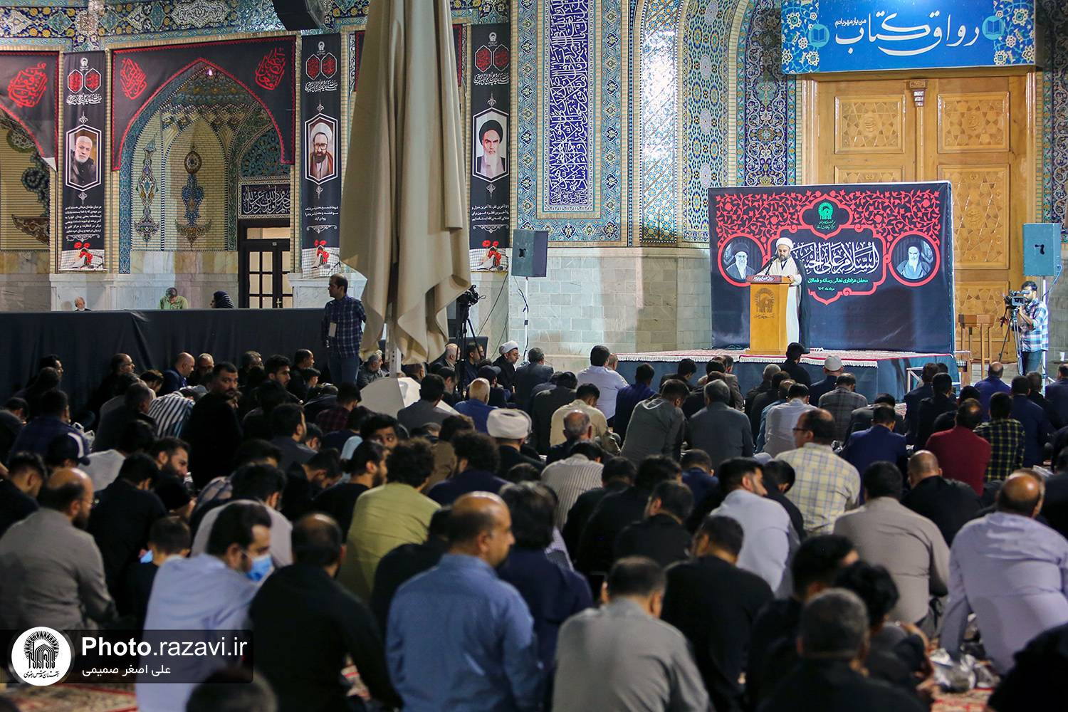 در آستانه روز خبرنگار و به ابتکار مرکز ارتباطات و رسانه آستان قدس رضوی، جمعی از اصحاب رسانه مهمان حسینیه حرم مطهر رضوی شدند و محفلی عاشورایی را برپا کردند. 