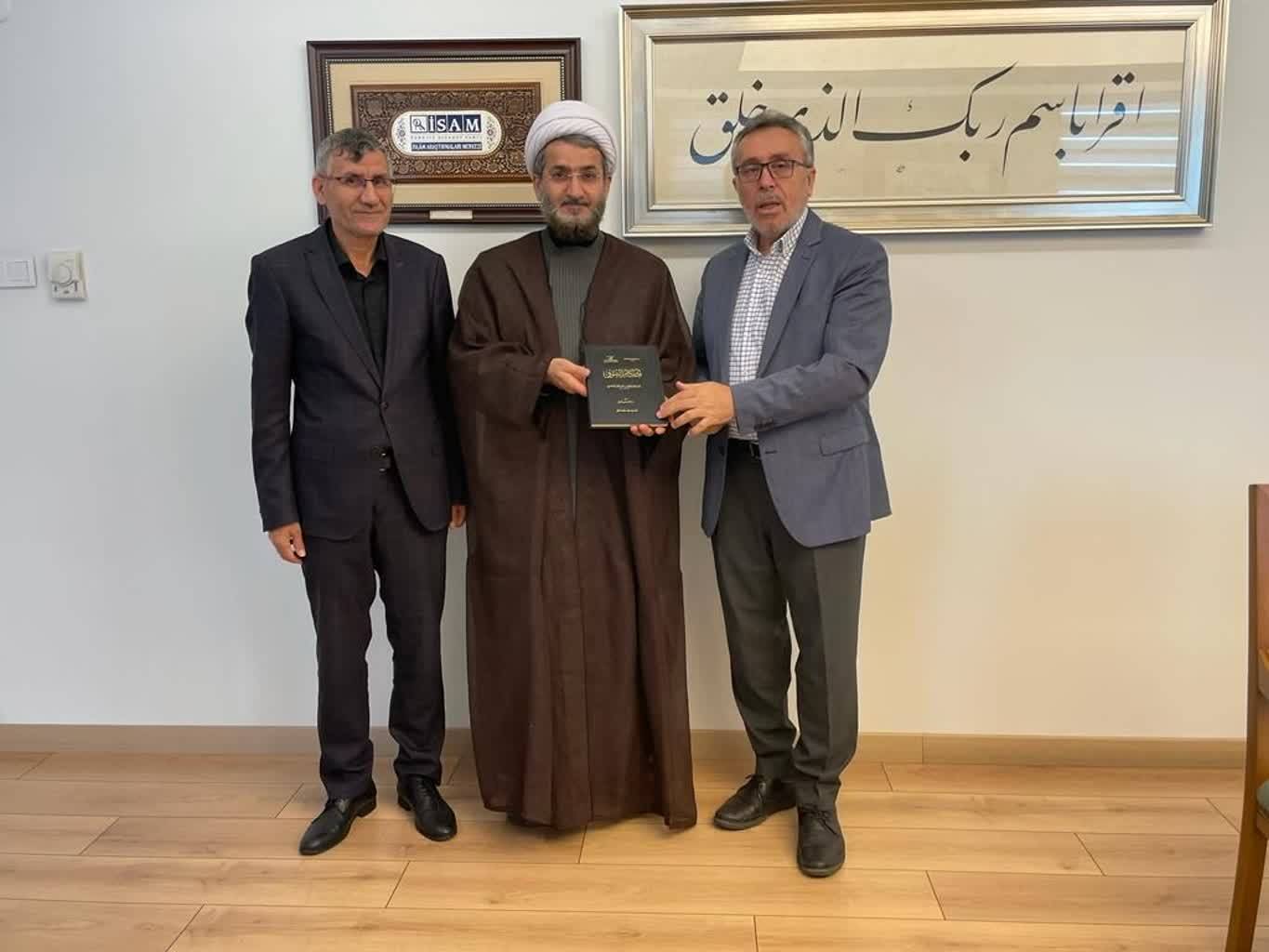 حجت الاسلام و المسلمین دکتر فقیه اسفندیاری، معاون بین‌الملل آستان قدس رضوی در اجتماع شيعيان تركيه در منطقه هال کالی استانبول حضور یافت.