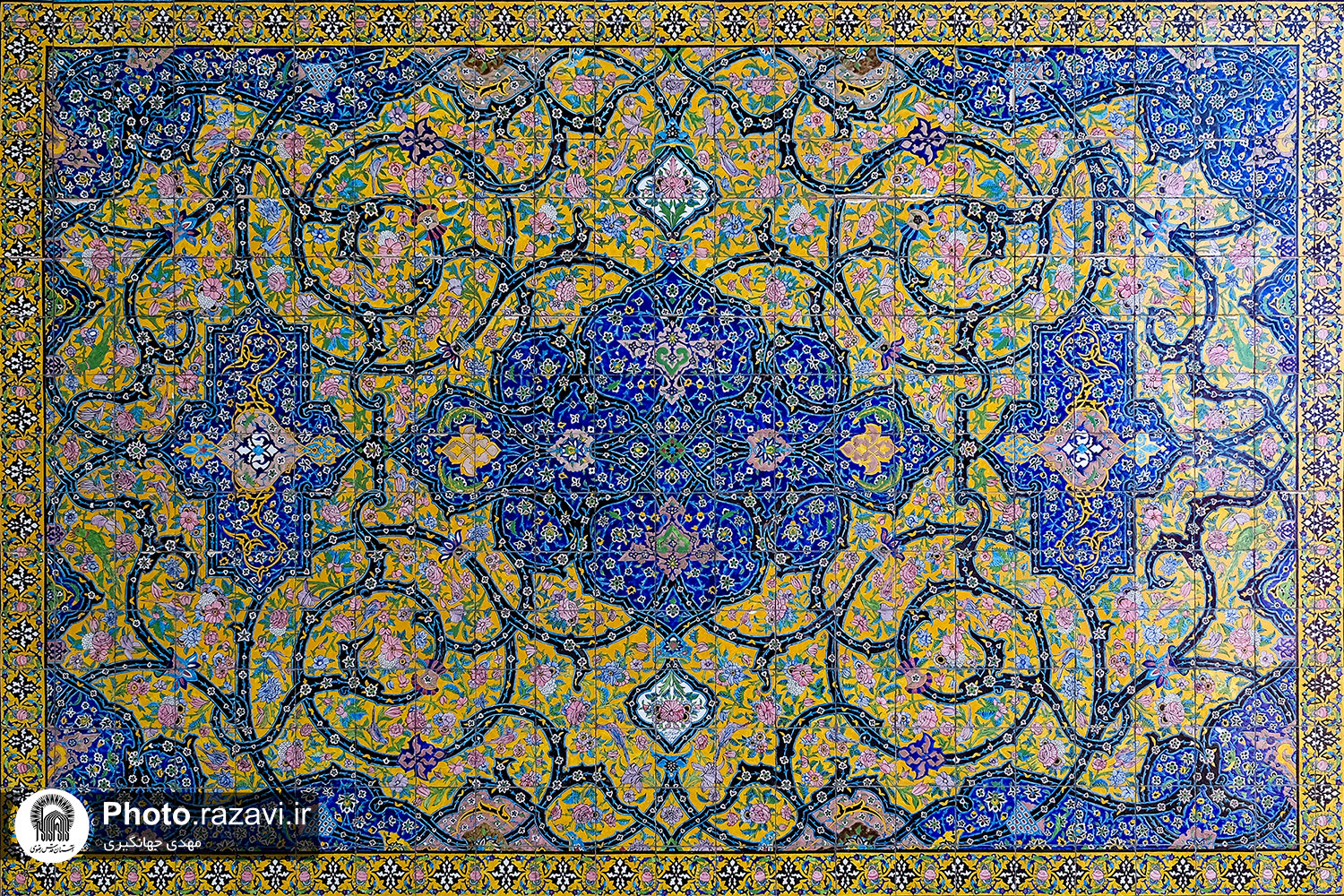 عکس با کیفیت : کاشی‌های صحن آزادی حرم مطهر رضوی