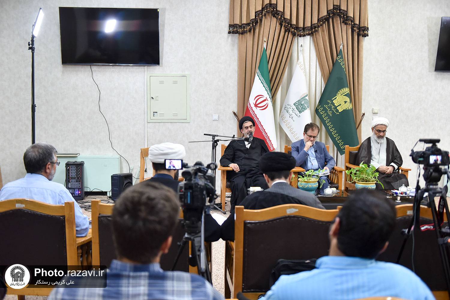 مدرسه عالی فقاهت عالم آل محمد(ع) وابسته به آستان قدس رضوی، پنج‌شنبه 19 مرداد میزبان نشست علمی و واکاوی دلایل اهانت به قرآن کریم و کتب آسمانی شد.