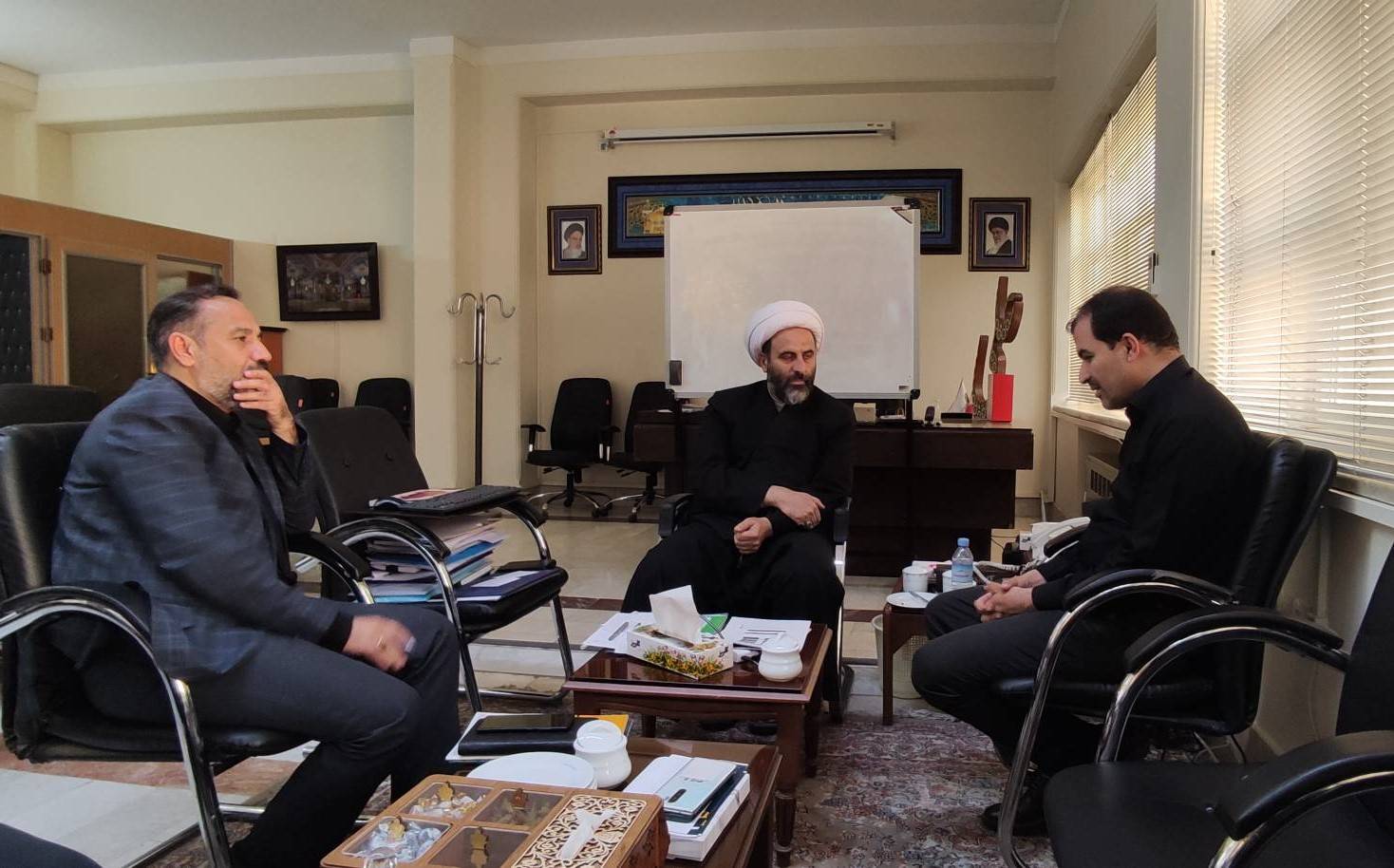 به دعوت حجت الاسلام والمسلمین گنابادی‌نژاد معاون فرهنگی، اجتماعی و زیارت استانداری خراسان رضوی نشست صمیمانه‌ای با حضور مدیرعامل شرکت نگین رایانه و مدیرعامل انتشارات به‌نشر در استانداری خراسان رضوی برگزار شد.