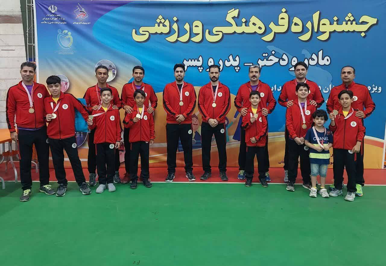 دانش آموز ابتدایی امام رضا(ع) واحد8 و پدرش همراه تیم خراسان رضوی در جشنواره ملی «پدر و پسری» و« مادر و دختری» شرکت کردند و موفق به کسب مقام اول کشور شدند. 