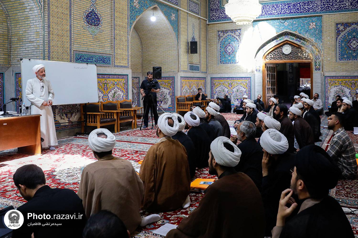 آیت‌الله شب زنده دار عضو فقهای شورای نگهبان و از استادان مدرسه تابستانی طلاب در حرم مطهر رضوی در مراسم اختتامیه این مدرسه، گفت: از مزایای برگزاری مدرسه تابستانه بهره مندی طلاب از حوزه درس علمای حوزه های مختلف علمیه بود.