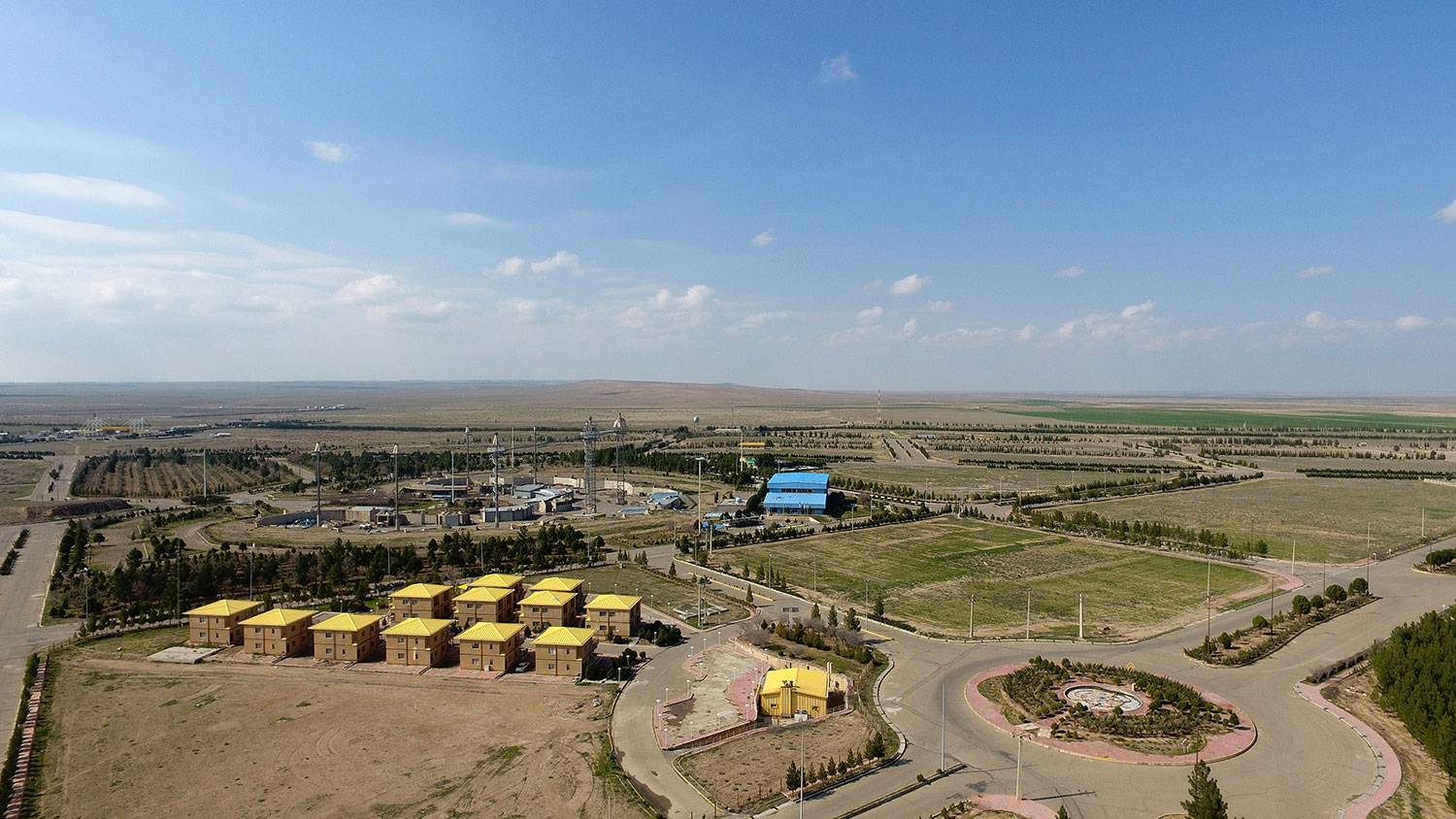 28 سال پیش منطقه ویژه اقتصادی سرخس با سرمایه‌گذاری آستان قدس رضوی افتتاح شد تا به عنوان دروازه واردات و صادرات به کشورهای حوزهCIS، روسیه و چین، علاوه‌بر کمک به رونق تولید و اقتصاد کشور، در راستای توسعه متوازن در شهرستان سرخس، به اجرای طرح‌های اشتغالزایی هم کمک کند.