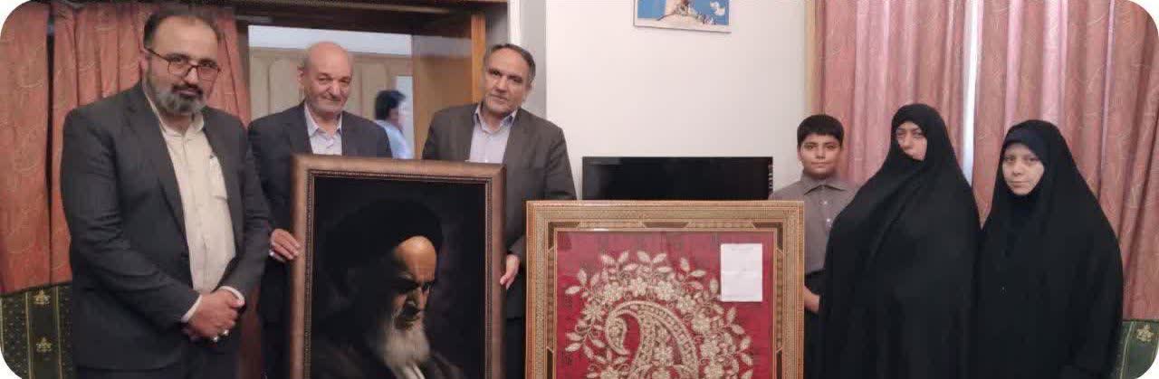 اهدای اثر بانوی کانون بانوان و خانواده اصفهان به آستان قدس