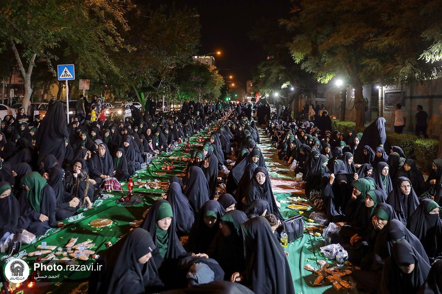 دختران و زنان مشهدی برای همدلی با کاروان آل الله در شب شهادت حضرت رقیه(س) در خیابان اخوان ثالث مشهد، محفل عزایی بر پا کردند تا به رسم محبت، پای سفره رقیه خاتون مشق دلدادگی کنند.