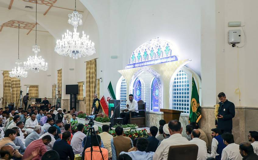 همزمان با ایام شهادت حضرت سیدالشهدا(ع)  نشست تخصصی زائران اردو زبان با موضوع «تبیین علل و اسباب سقوط اخلاقی و دینی خواص و فراهم  نمودن اسباب  وقوع حادثه کربلا» در جوار بارگاه ملکوتی امام رضا(ع) برگزار شد.