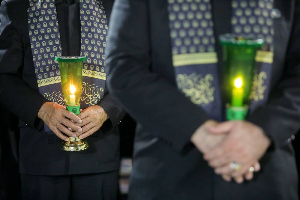 همزمان با فرا رسیدن عاشورای حسینی، آئین خطبه خوانی شب عاشورای حسینی در حرم مطهر رضوی از شبکه های سه، خراسان، رادیو زیارت و بسترهای فضای مجازی آستان قدس رضوی پخش می شود.