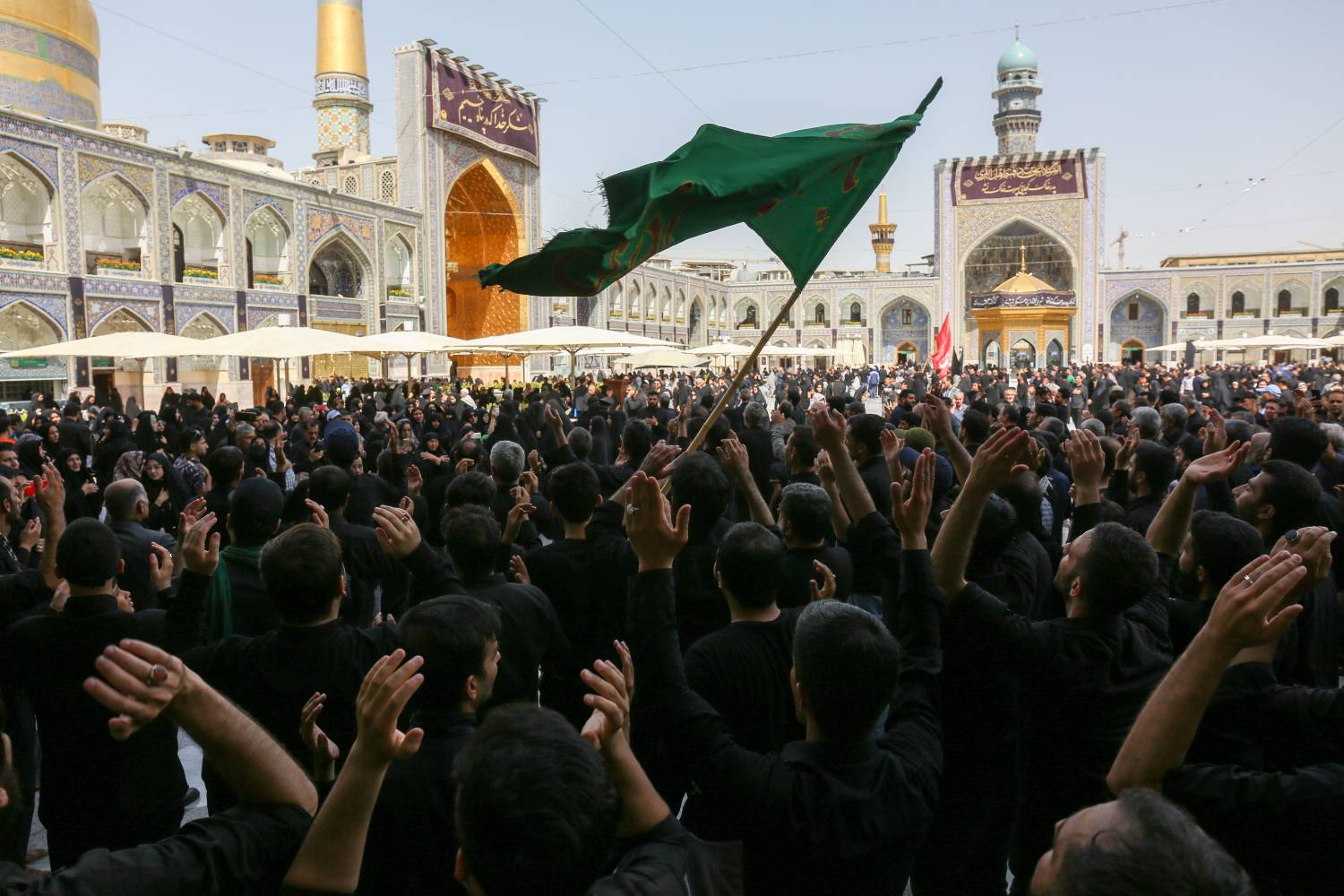 حرم مطهر رضوی در روز تاسوعای حسینی به یاد سقای تشنه لب دشت کربلای غرق در اندوه و ماتم بود. 