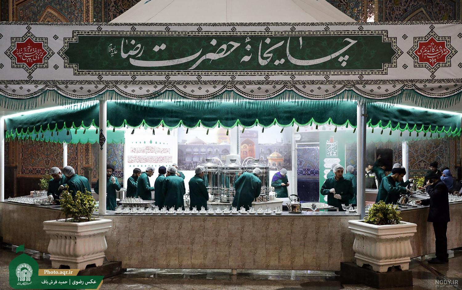 همزمان با شامگاه عاشورای حسینی، از 3 هزار زائر عزادار حرم مطهر رضوی با توزیع آش شله قلمکار در چایخانه حضرت رضا(ع) در صحن غدیر پذیرایی شد. 