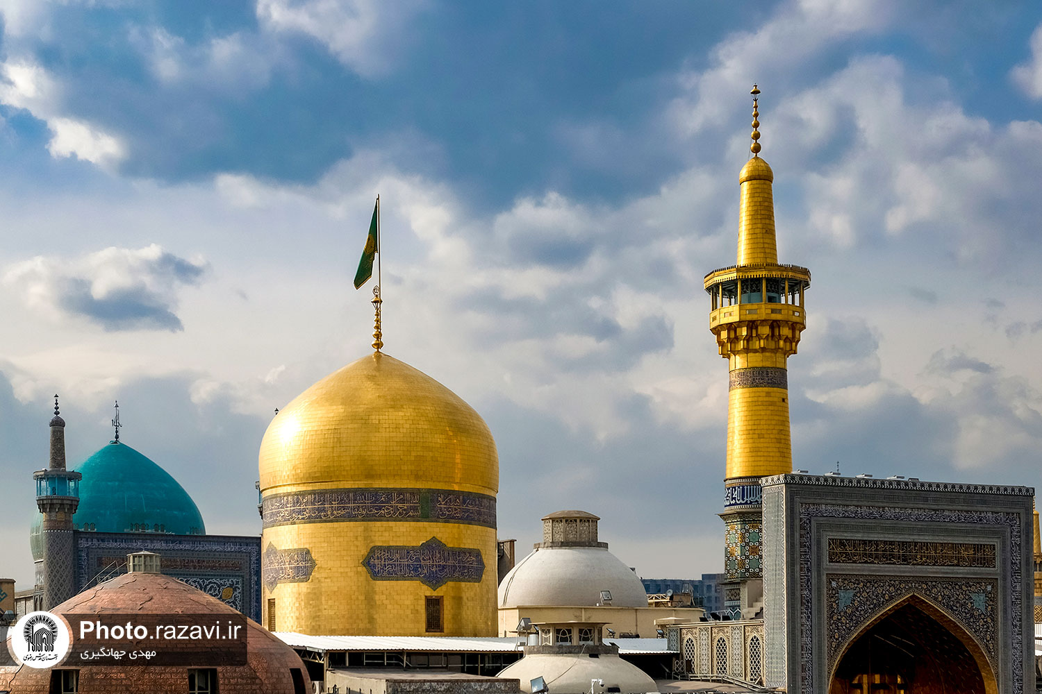 عکس با کیفیت : گنبد و گلدسته حرم مطهر رضوی