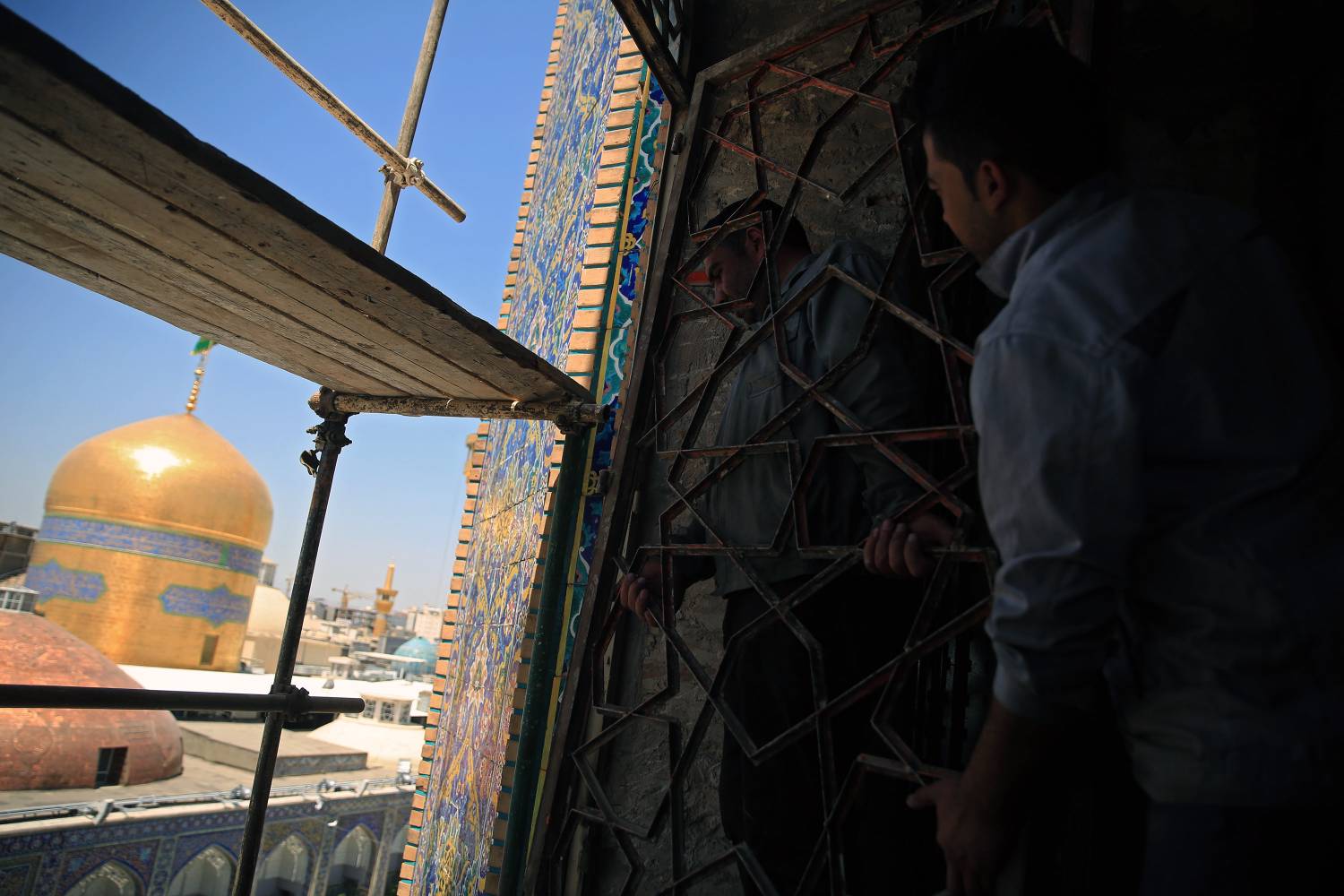 وقتی در تابش آفتاب سوزان از زیر سایبان‌های موقت صحن پیامبر اعظم(ص) بارگاه ملکوتی رضوی با آرامش عبور کرده و به زیارت روضه منوره مشرف می‌شوید؛ زمانی که تابلوهای اطلاع‌رسانی را در صحن‌ها یکی پس از دیگری با چشم دنبال می‌کنید، شاید یک لحظه هم به ذهنتان خطور نکند که چنین تسهیلاتی در پرتوی خدمت جمعی از خادمیاران باتجربه و متخصص بخش فنی معاونت خدمات زائران حرم مطهر رضوی به شما ارائه می‌شود؛ خادمیارانی که…