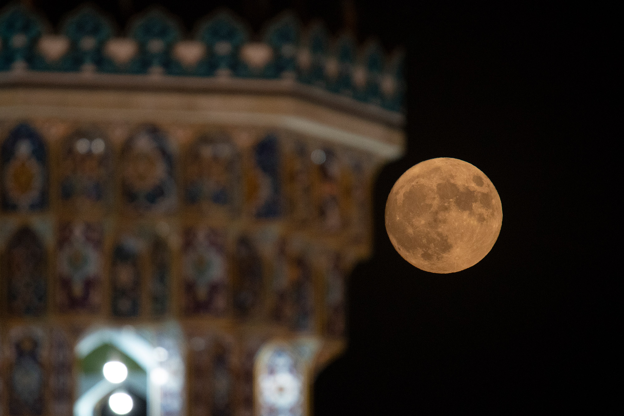 بزرگترین ماه کامل سال 1402 در حرم مطهر رضوی