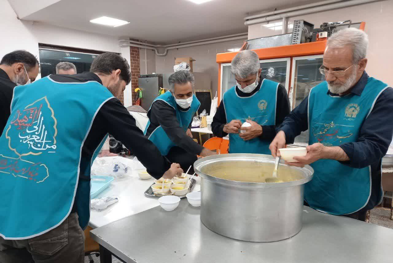 دبیر ستاد اربعین حسینی کانون‌های خدمت رضوی کرمانشاه از پذیرایی کم‌نظیر خادمیاران آستان قدس رضوی از زائران اربعین امام حسین(ع) در موکب امام رضا(ع) واقع در نقطه صفر مرزی خسروی و منذریه کشور عراق خبر داد.