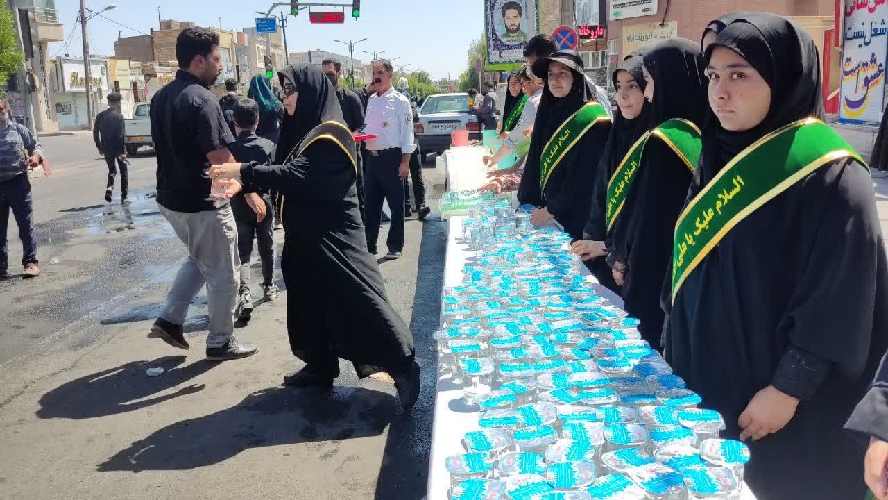 ۲۰ هزار بطری آب معدنی بین عزاداران حسینی در شهرستان بم توزیع شد