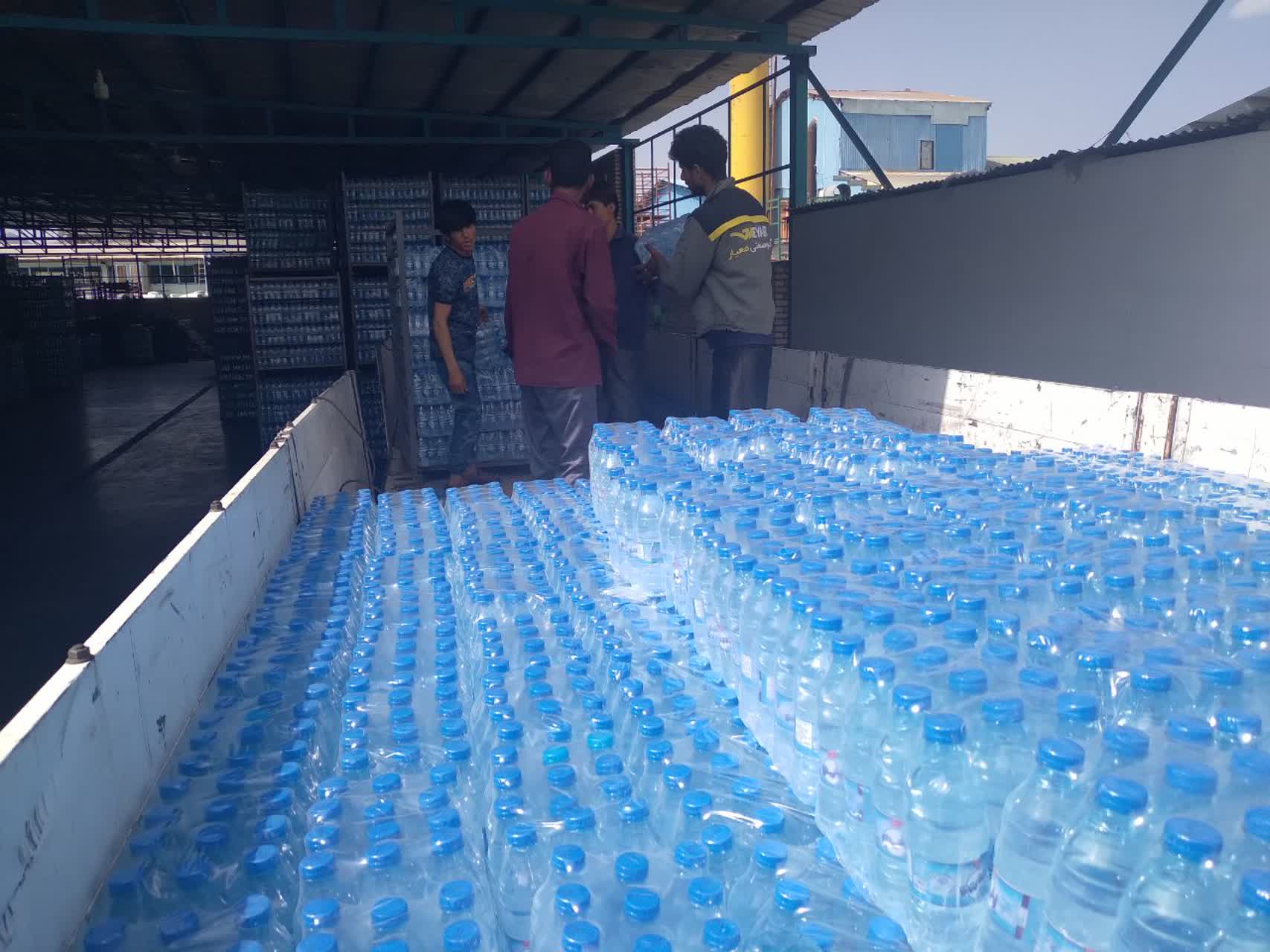 همزمان با اجرای طرح نذر آب برای زائران اربعین، ۲۸۰۰۰ بطری آب آشامیدنی توسط خادمیاران و یاوران رضوی شهرستان زرند تهیه و به موکب‌های میزبان زائران حسینی اهدا شد.