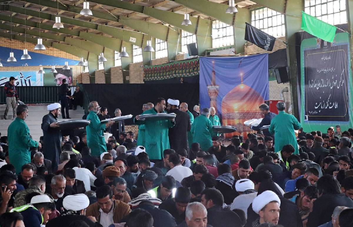 کفشداران آستان قدس رضوی در موکب محور چناران به مشهد، با افزایش 15 درصدی امکانات نسبت به سال گذشته خود را برای میزبانی از حدود 14 هزار زائر پیاده آماده کرده اند.