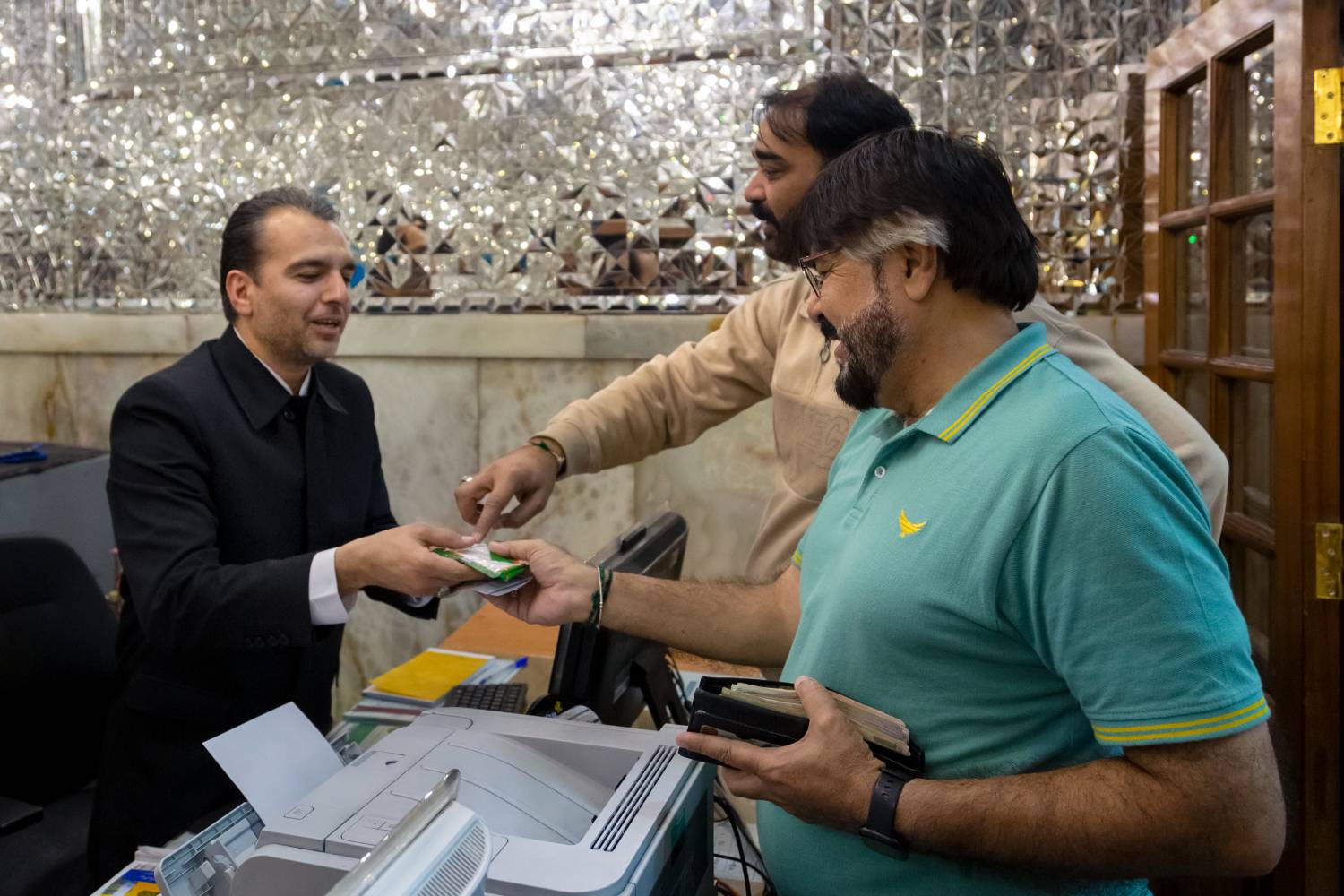 سنت نذر از دیرباز بخشی از باورهای دینی و معنوی مردم بوده که در تاریخ مذهبی جهان نیز سابقه‌ای دیرینه دارد. ایرانیان هم همیشه نگاه ویژه‌ای به این سنت حسنه داشتند و آن را با توسل به درگاه خدا و عنایت اهل بیت(علیه السلام) برای طلب خواسته‌های مادی و معنوی خود انجام می‌دادند. در این میان، ارادتمندان حضرت رضا(علیه السلام) در جای جای این کره خاکی، اعتقاد درونی خاصی به عنایت این امام رئوف(علیه السلام)…