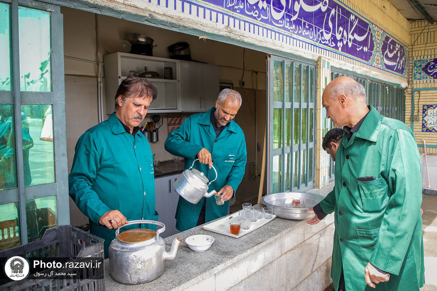 پاهای خسته از راه می‌رسند؛ خسته اما مشتاق ادامه راه. راهی که عشق رسیدن به مقصدش توان هزاران کیلومتر پیاده‌روی را به آن‌ها داده است. پاهای خسته می‌رسند تا در مکانی که فقط یک منزل تا مقصد مانده است آرام بگیرند، ساعاتی استراحت کنند اما انگار این پاهای کوفته قرار ماندن ندارند. مگر نه اینکه می‌توانند ساعت‌ها بی حرکت بمانند و التیام یابند؟ این بیقراری از کجاست که تاول‌ها هیچ اثری بر آن‌ها ندارد. این…