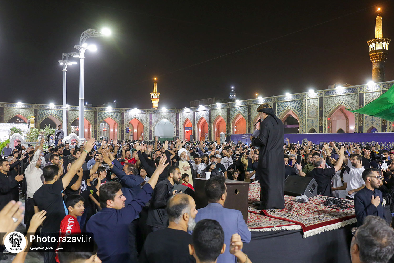 تازه غروب شده که جمع می‌شوند توی صحن غدیر. از عراق و لبنان تا سوریه و عمان. مردها دشداشه پوشیده‌اند و زن‌ها، عبا. سلانه سلانه راه می‌روند به شوق شنیدن یک روضه با زبان مادری. دل توی دل‌شان نیست. می‌خواهند با زبان خودشان به آقایشان علی بن موسی الرضا (ع) سلام بدهند و چشم دوخته‌اند به چهارپایه و مداحی که روی آن ایستاده. 