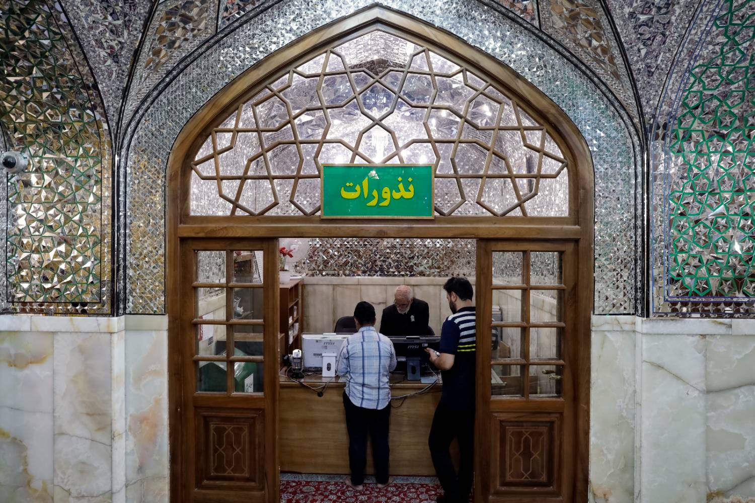 بارگاه خورشید خراسان، همواره میزبان زائرانی است که با نیتی خالصانه به صحن و سرای رضوی قدم می‌گذارند و عشق و ارادت خود را در قالب نذورات به پیشگاه حضرت رضا(ع) نشان می‌دهند. گروهی نذری در دل داشته و آن را ادا می‌کنند و بعضی به نیت سلامتی نذر می‌کنند.