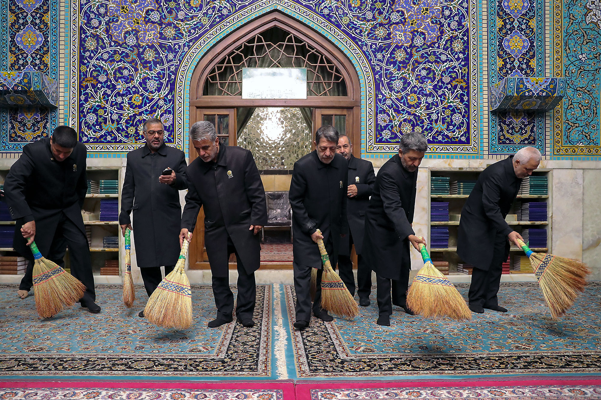 آیین جاروکشی خدام حرم مطهر رضوی