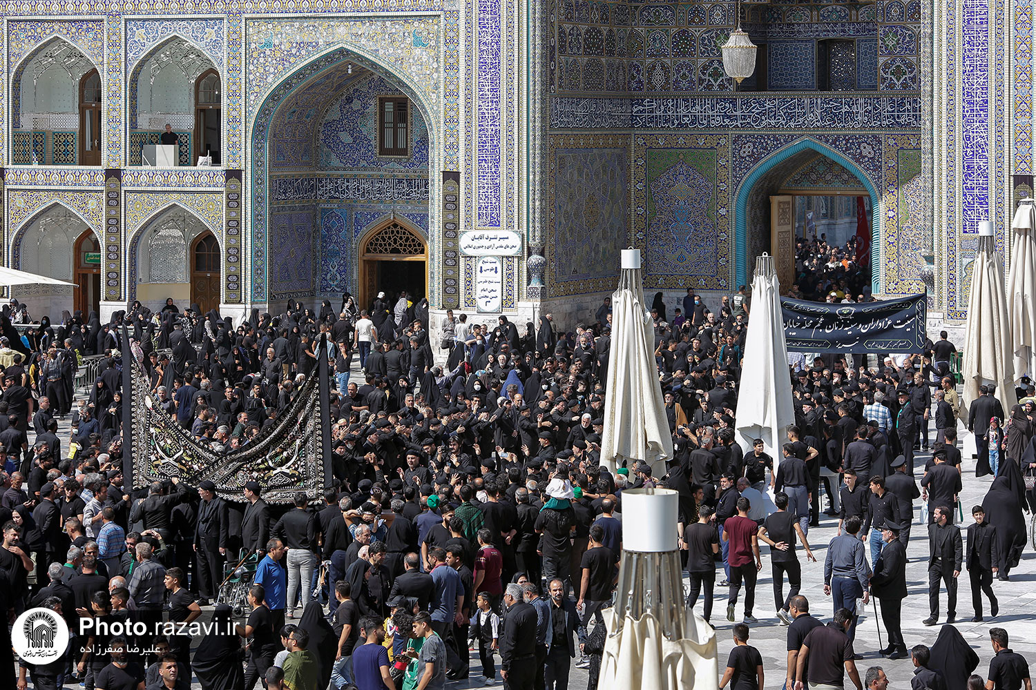 طبق پیش‌بینی‌های صورت گرفته، تعداد زائران حرم مطهر رضوی در روزهای پایانی ماه صفر به بیش از یک میلیون و ۴۰۰ زائر خواهد رسید و در همین راستا آستان قدس رضوی خود را برای میزبانی باشکوه از باشکوه‌ترین اجتماع عزاداری این ایام آماده کرده است.