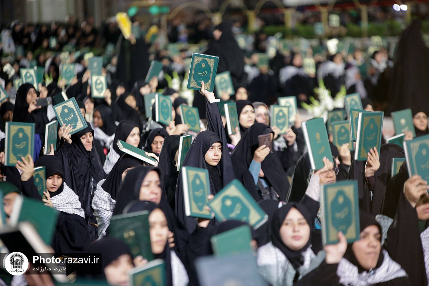 شانه‌های لرزان حرم در سوگ خاتم پیغمبران، شب گذشته در بارگاه منور رضوی غم‌انگیز تر از هر غروب دیگری بود. شانه‌های حرم در سوگ خاتم پیغمبران لرزان است. ندای «أَشْهَدُ أَنَّ مُحَمَّدًا رَسُولُ ٱللَهِ» موذن، حزنی بی ‌پایان بر دل زائران می‌نشاند و در دیوار حرم مطهر رضوی در سوگ پیامبر رحمت اشک‌ بار و گریان است. 