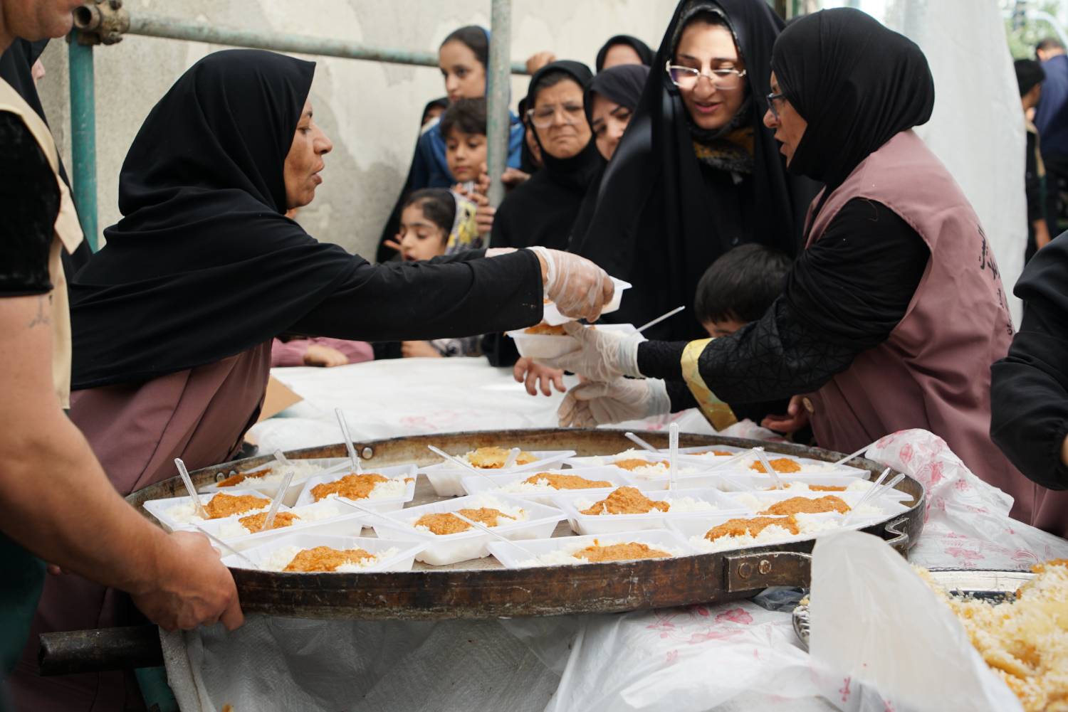 موکب حوزه مقاومت بسیج آستان قدس میزبان زائران دهه آخر صفر / از توزیع غذا در سه وعده تا اختصاص فضای اسکان