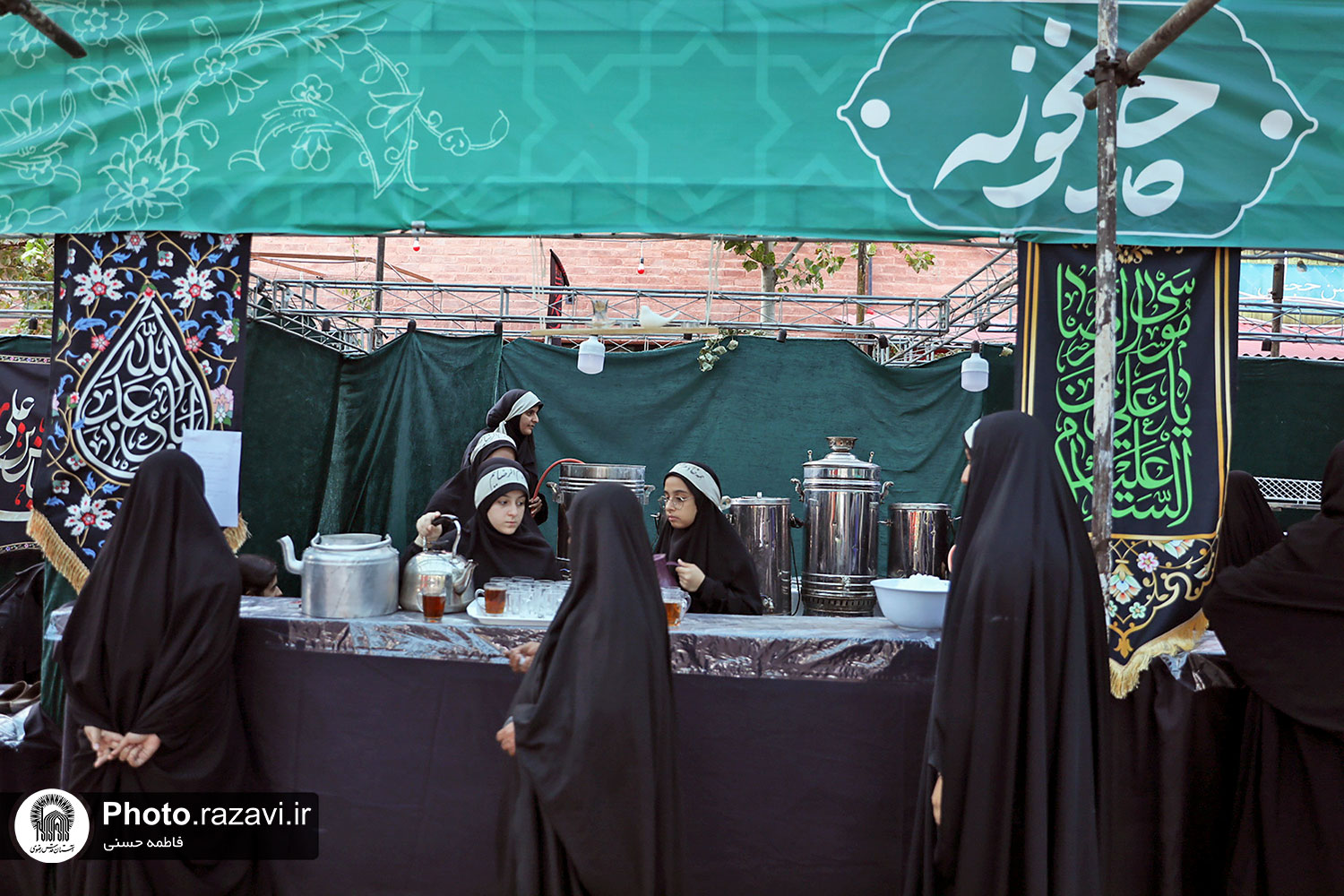 هم نام موکب، هم میهمانانش، هم میزبانان و خادمانش؛ همه و همه دختران و بانوان دلداده اهل بیت(ع) و ارادتمند امام رضا(ع) هستند و زیباتر آنکه میزبانان، دختران دهه هشتادی‌اند و پر از شور و شعف برای خدمت.  