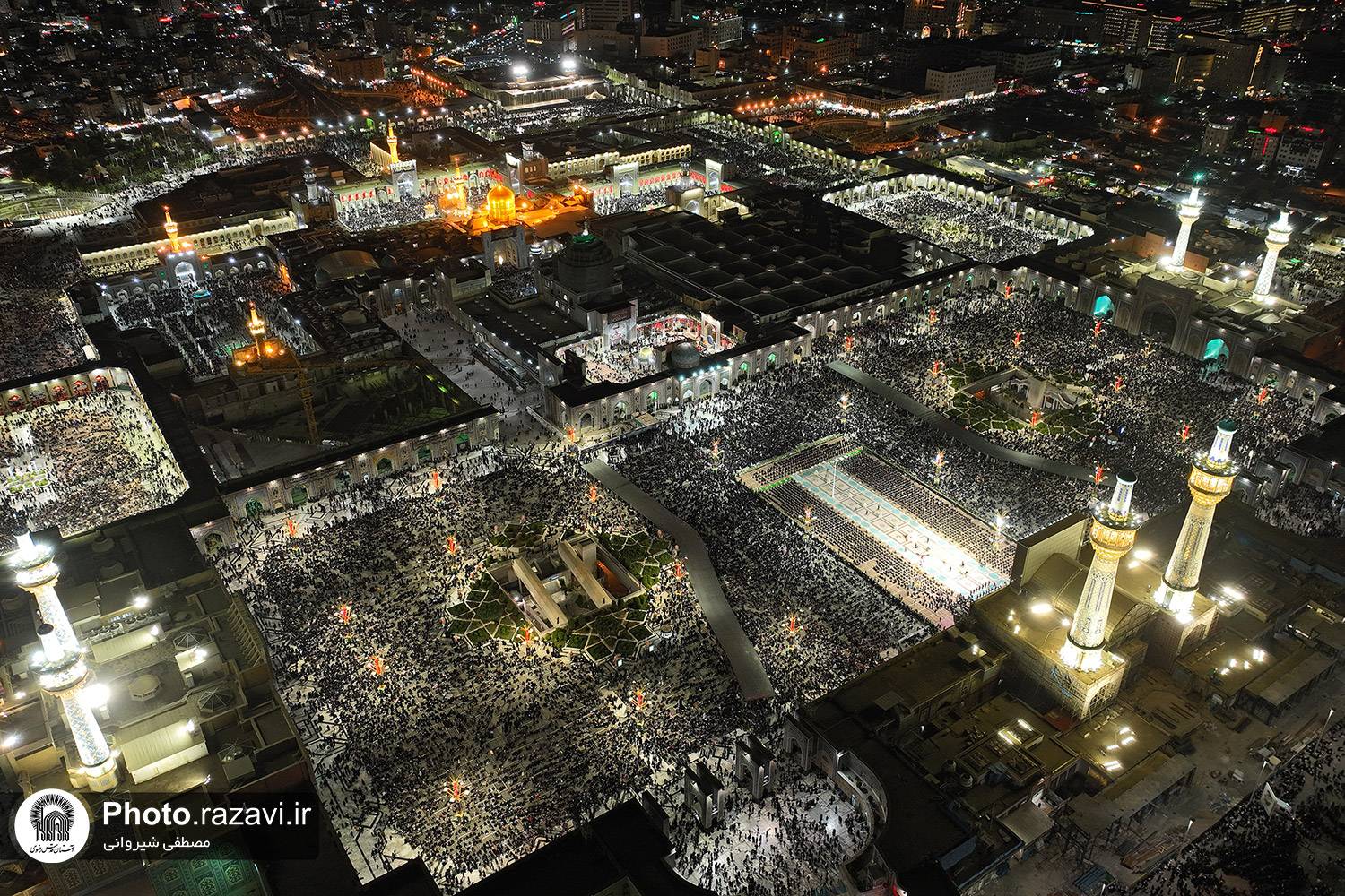 از بست نواب صفوی وارد حرم می‌شوم. دسته‌های عزاداری از شهرها و روستاهای مختلف، به ترتیب جلو می‌روند. هر ده قدم یک هیئت ایستاده و مردان و زنانش بر سینه‌هایشان می‌کوبند. کتیبه‌های عزا تمام رواق‌ها و صحن‌ها را سیاه‌پوش کرده است. عطر عود می‌آید از مندیل‌هایی که توی دست خادم‌هاست و زائرها برای تبرک چند دقیقه‌ای کنار مندیل‌ها قدم کوتاه می‌کنند. 