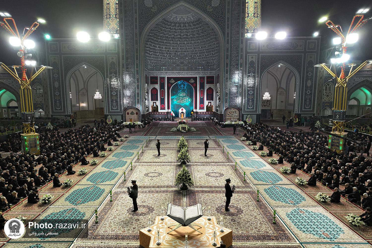 اشک‌های خادم و زائر و مجاور بی‌وقفه جاری بود وقتی که ذاکر آیین خطبه‌خوانی شب شهادت امام رضا(ع)، رو به گنبد طلایی آقا که پرچم سیاه بر آن برافراشته بود، مرثیه‌خوانی می‌کرد و در اندوه فراق امامی که «آرام جان‌ها»ست فریاد «یا رضا جان» سر می‌داد.