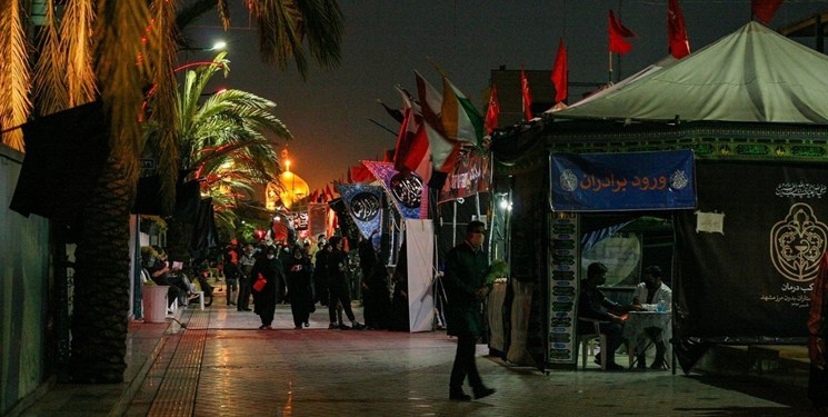 حریم بارگاه ملکوتی امام هشتم(ع) این روزها میعادگاه عاشقان است و زائر و مجاور با برپایی موکب‌های خدمت‌رسان در پنج محور در حال میزبانی از خیل گسترده محبان امام خوبی‌ها هستند. خیابان آیت‌الله واعظ طبسی، از جمله این محورها است که از چند روز پس از اربعین حسینی با استقرار موکب‌های فرهنگی و پذیرایی به استقبال ارادتمندان حضرت رضا(ع) در این پیاده‌راه منتهی به حرم مطهر رضوی رفته است. 