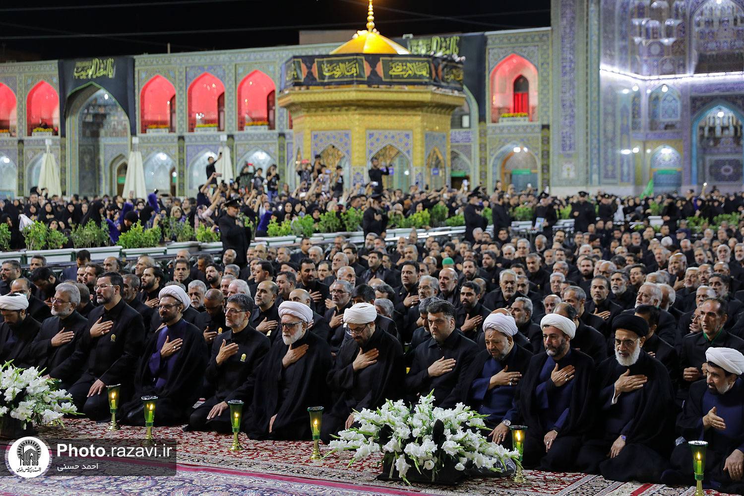 شام غریبان شهادت حضرت علی بن موسی الرضا(ع) با حضور خدام حرم رضوی و عاشقان آل الله در صحن انقلاب برگزار شد.
