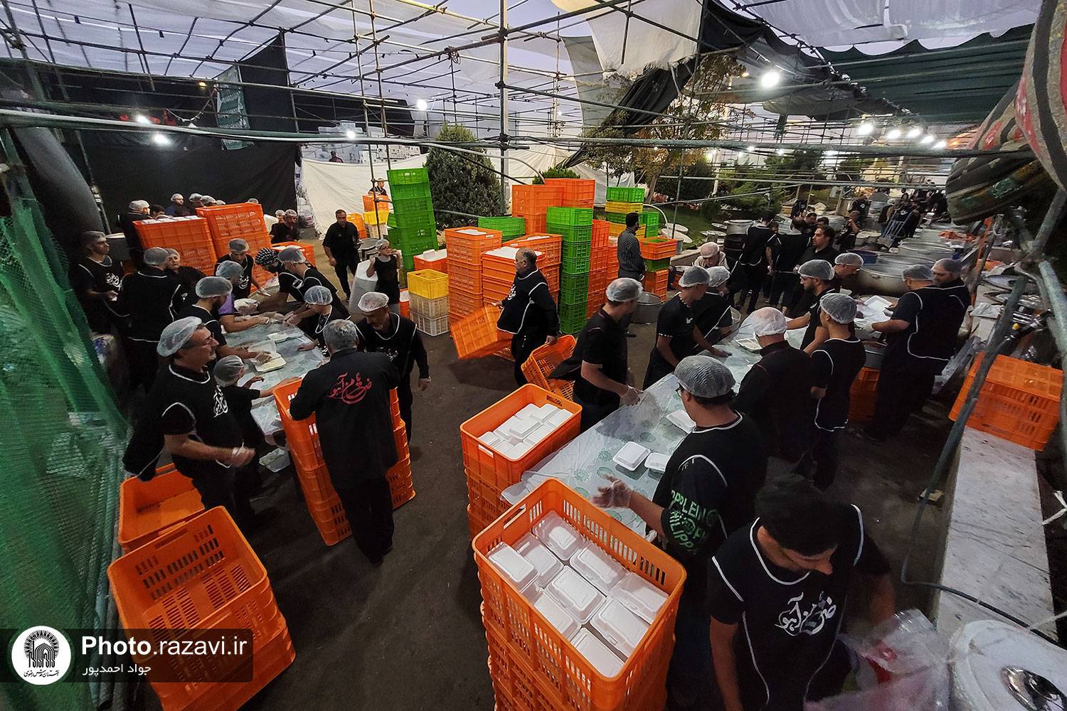 بنیاد کرامت رضوی و خادمیاران این بنیاد در دهه آخر صفر، علاوه بر میزبانی از ۲۰ هزار زائر در موکب‌های آستان قدس، با تامین اقلام پذیرایی ۳۶۰ موکب، ده‌ها هزار زائر و مجاور را میهمان خان پربرکت امام رضا(ع) کردند.