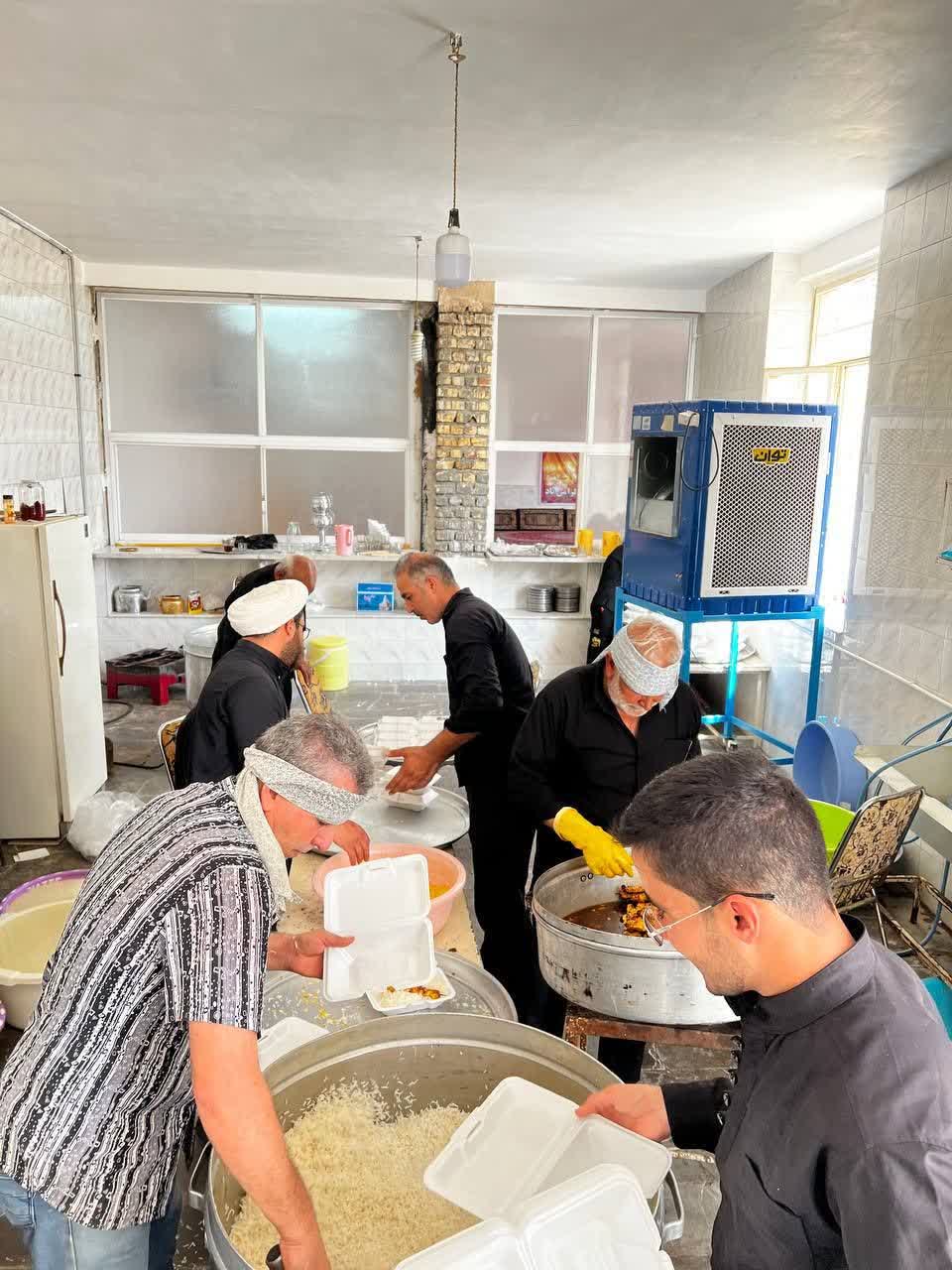 مدیر کانون خدمت شهدای براآن جنوبی از طبخ و توزیع غذای گرم بین نیازمندان عزادار امام رئوف در سطح شرق اصفهان خبر داد.