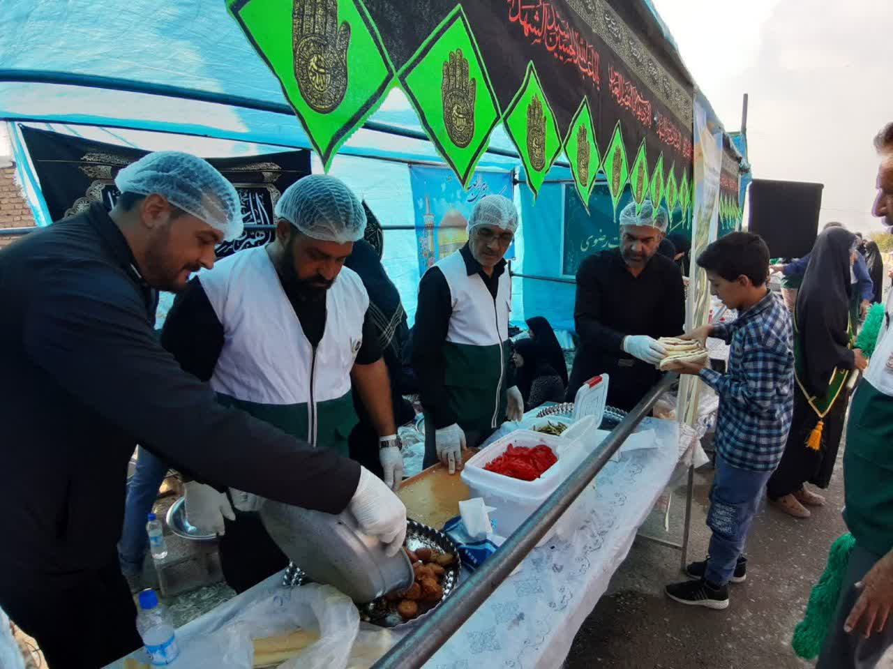 مراسم پیاده‌روی عشاق‌الرضا همزمان با سالروز شهادت غریب‌الغربا در شهرستان بافت به همت خادمیاران رضوی برگزار شد.