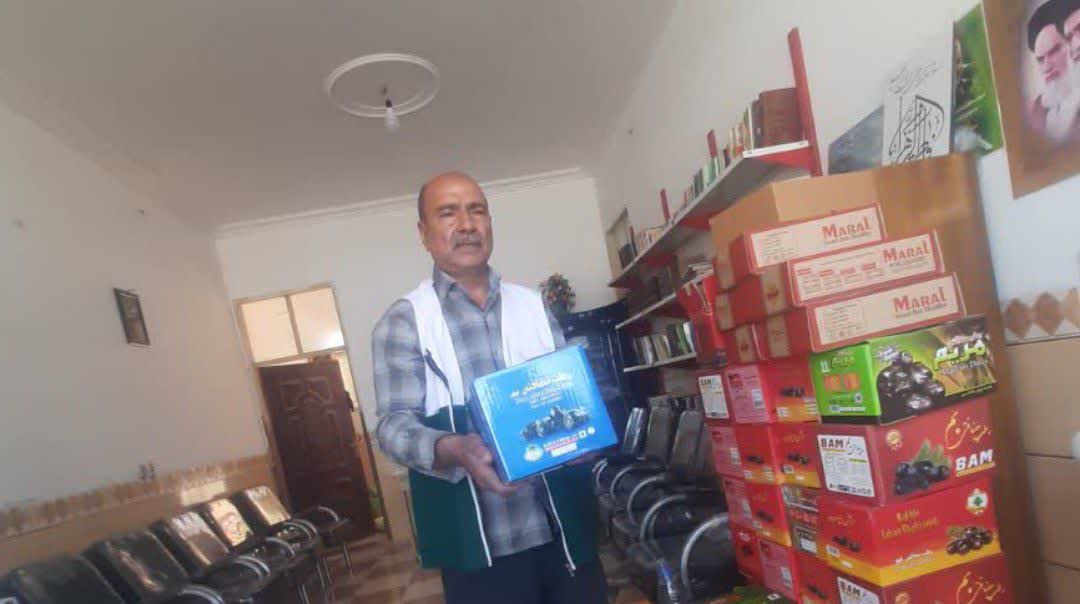 خادمیاران شهرستان نرماشیر همزمان با روزهای پایانی ماه صفر هزار کیلو خرما را به حرم مطهر رضوی اهدا کردند.