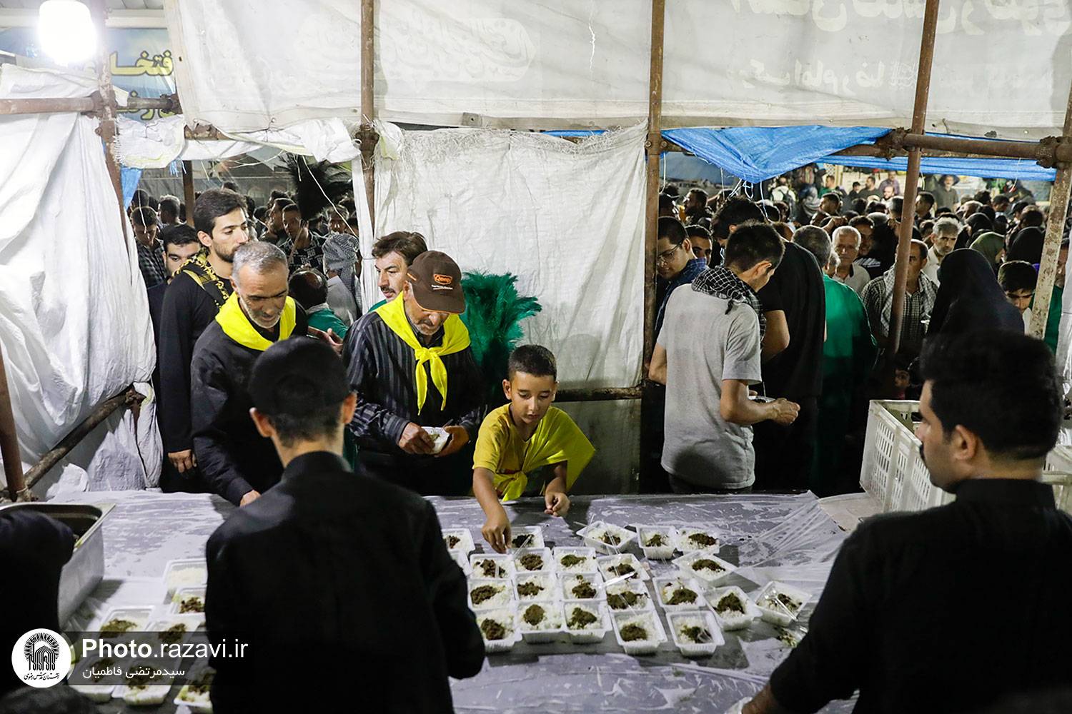 مدیر اجرایی موکب‌های بنیاد کرامت رضوی در مرز مهران از پیش بینی تهیه و توزیع بیش از 700 هزار وعده غذایی در 4 موکب مستقر در این مرز خبر داد و گفت: سال گذشته نیز در مجموع حدود 700 هزار وعده غذایی توسط خادمیاران رضوی مستقر در موکب‌های مرز مهران بین زائران حسینی توزیع شد.