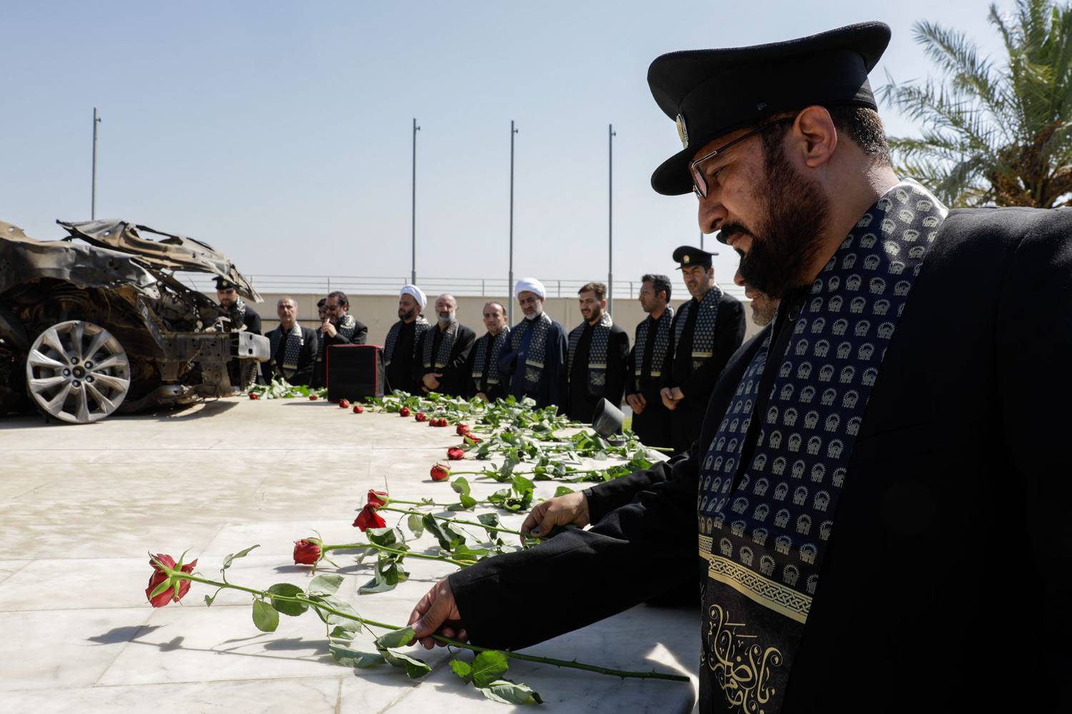 خادمان حرم مطهر امام رضا(ع) در بدو ورود به عراق، در محل شهادت شهیدان حاج قاسم سلیمانی و ابومهدی المهندس حضور یافتند و به ایشان ادای احترام کردند.