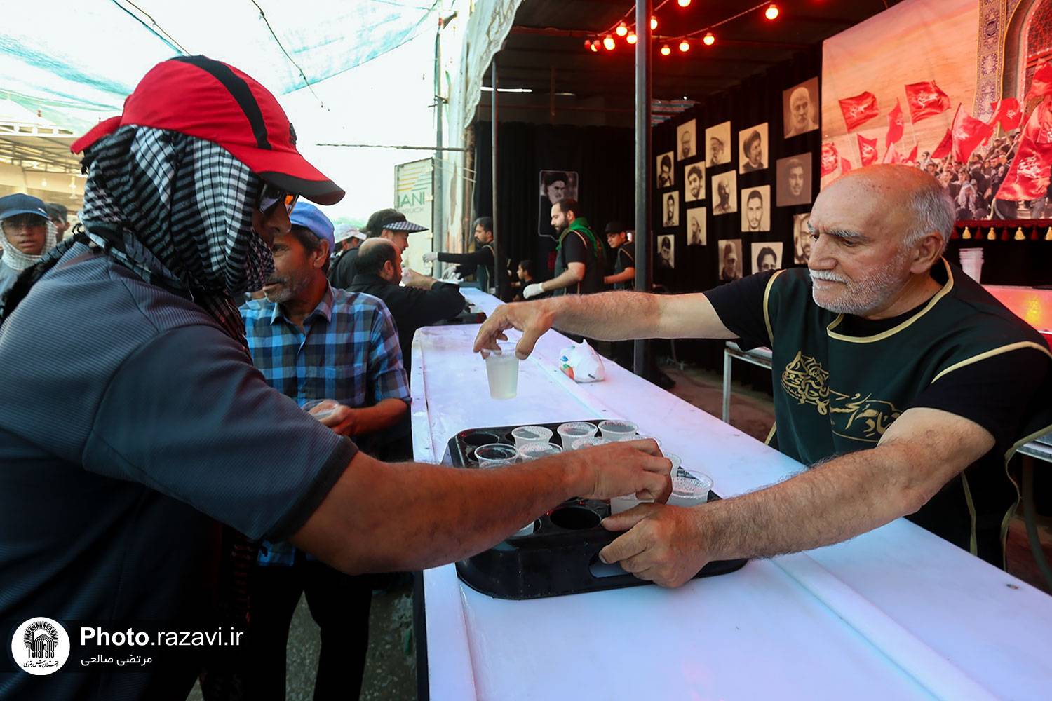 آستان قدس رضوی با برپایی ۴ موکب در ۴ نقطه استان کردستان، خدمات مورد نیاز زایران اربعین عبوری از این استان را ارائه می‌کند.