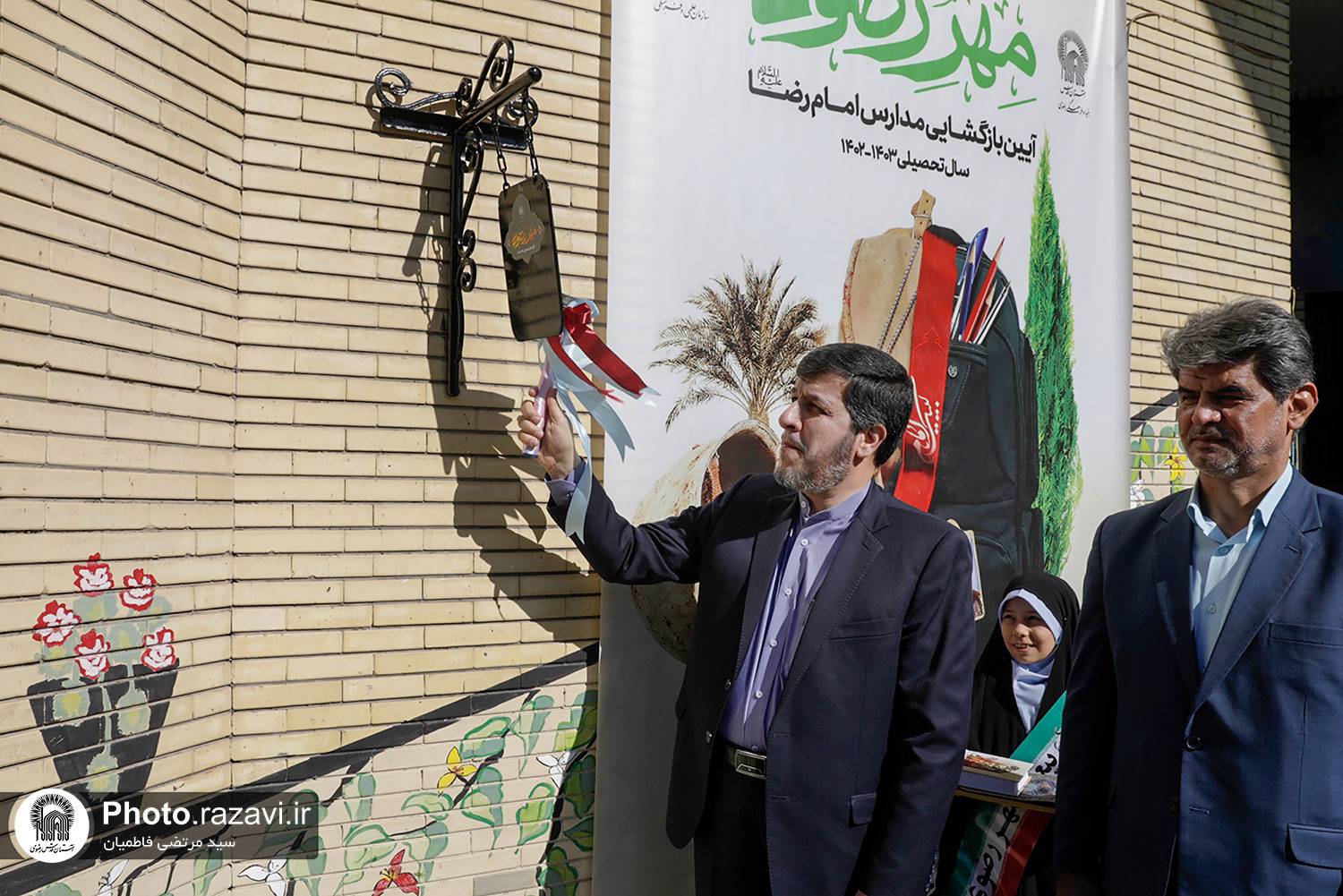 باز ماه خاطره‌انگیز مهر با همه شوروشیرینی‌هایش از راه رسید و آوای آشنای «باز آمد بوی ماه مدرسه» حجم فضای مدرسه را تا چند محله آن طرف‌تر پر کرد. آهنگی که در هیاهوی شیرین دختران و پسران دانش آموز مدرسه‌ای گم می‌شود و با زنگ آغاز سال تحصیلی حیاط و کلاس‌های خالی، جان تازه‌ای می‌گیرند. 