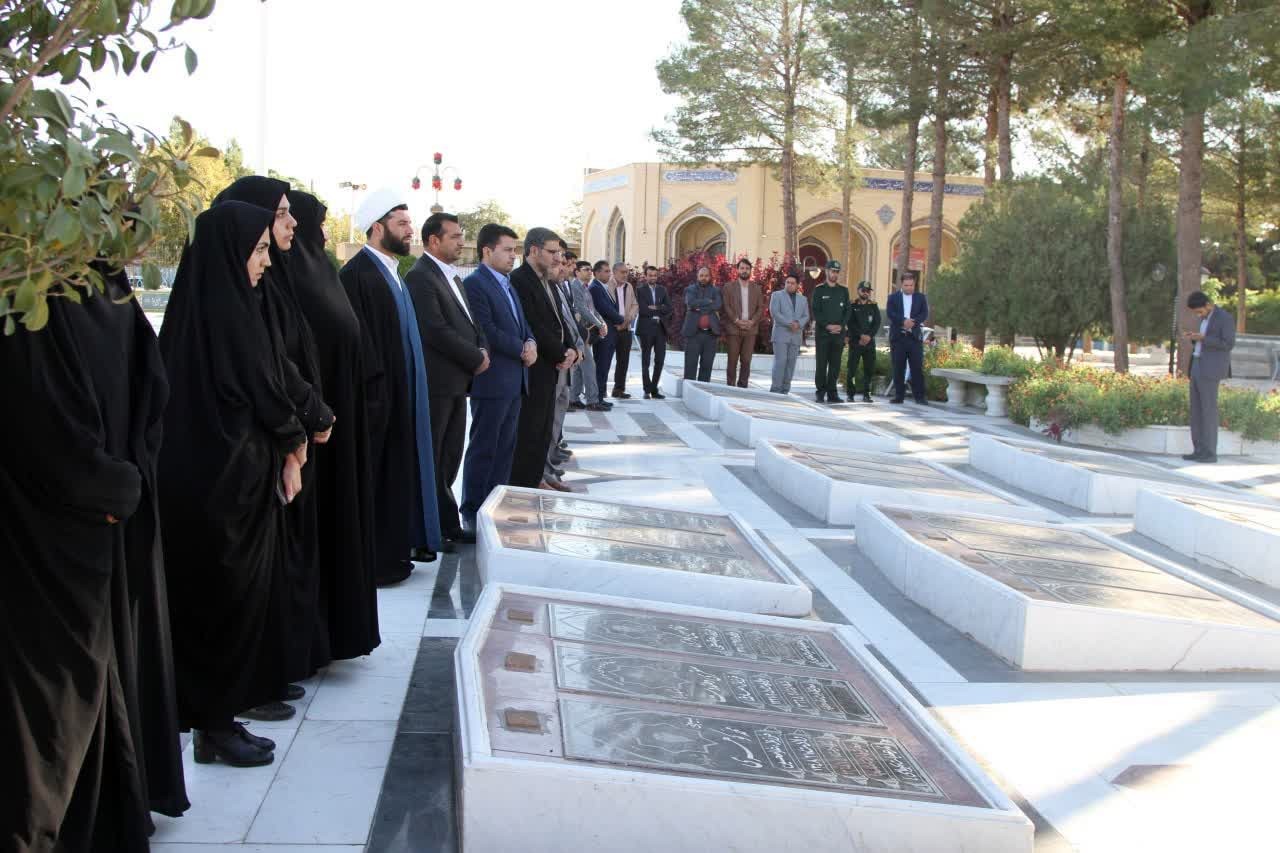 غبارروبی گلزار شهدای آرمیده در زیارتگاه شهید مدرس 